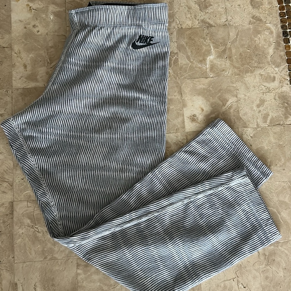 Nike‎ Gray /Black Striped Cropped Leggings Athletic Women’s Size M